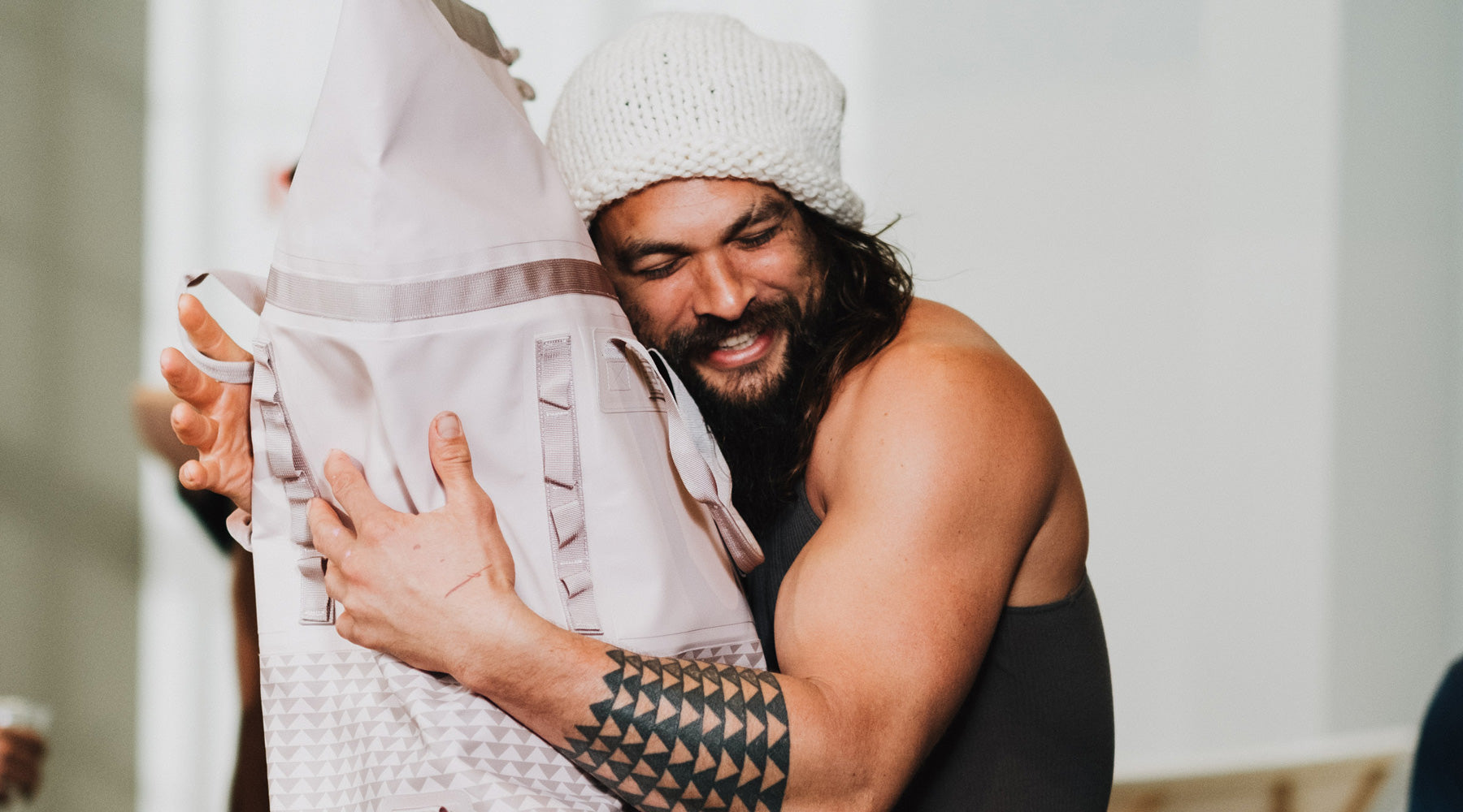 jason momoa hugs his 45L on the roam x so ill dirt bag